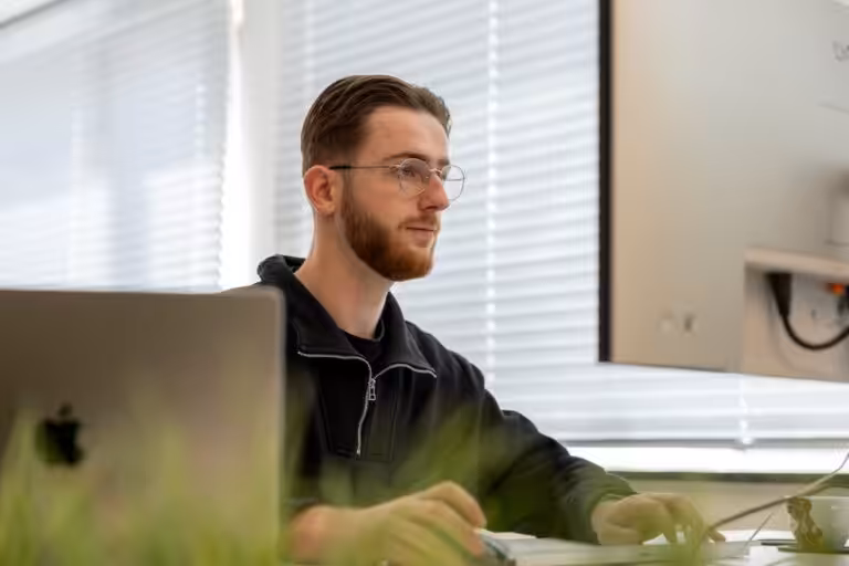 Webdevelopment - Persoon voor computerscherm